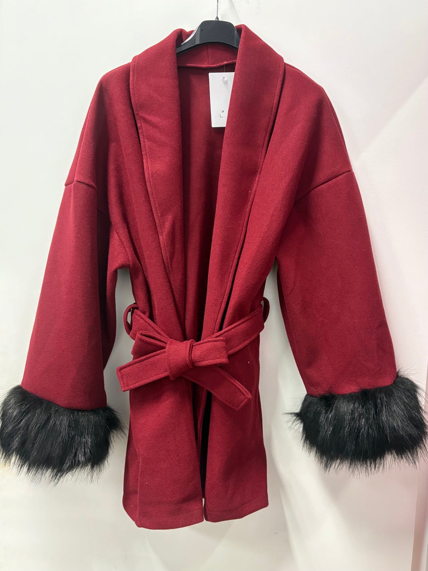 Manteau court avec ceinture en fausse fourrure Martina