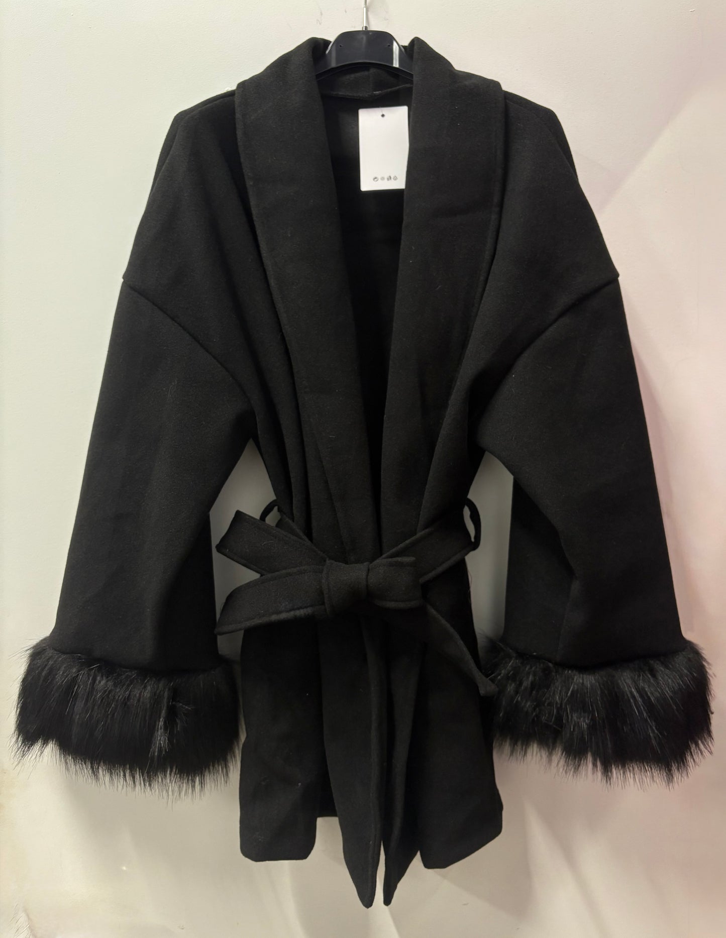 Manteau court avec ceinture en fausse fourrure Martina