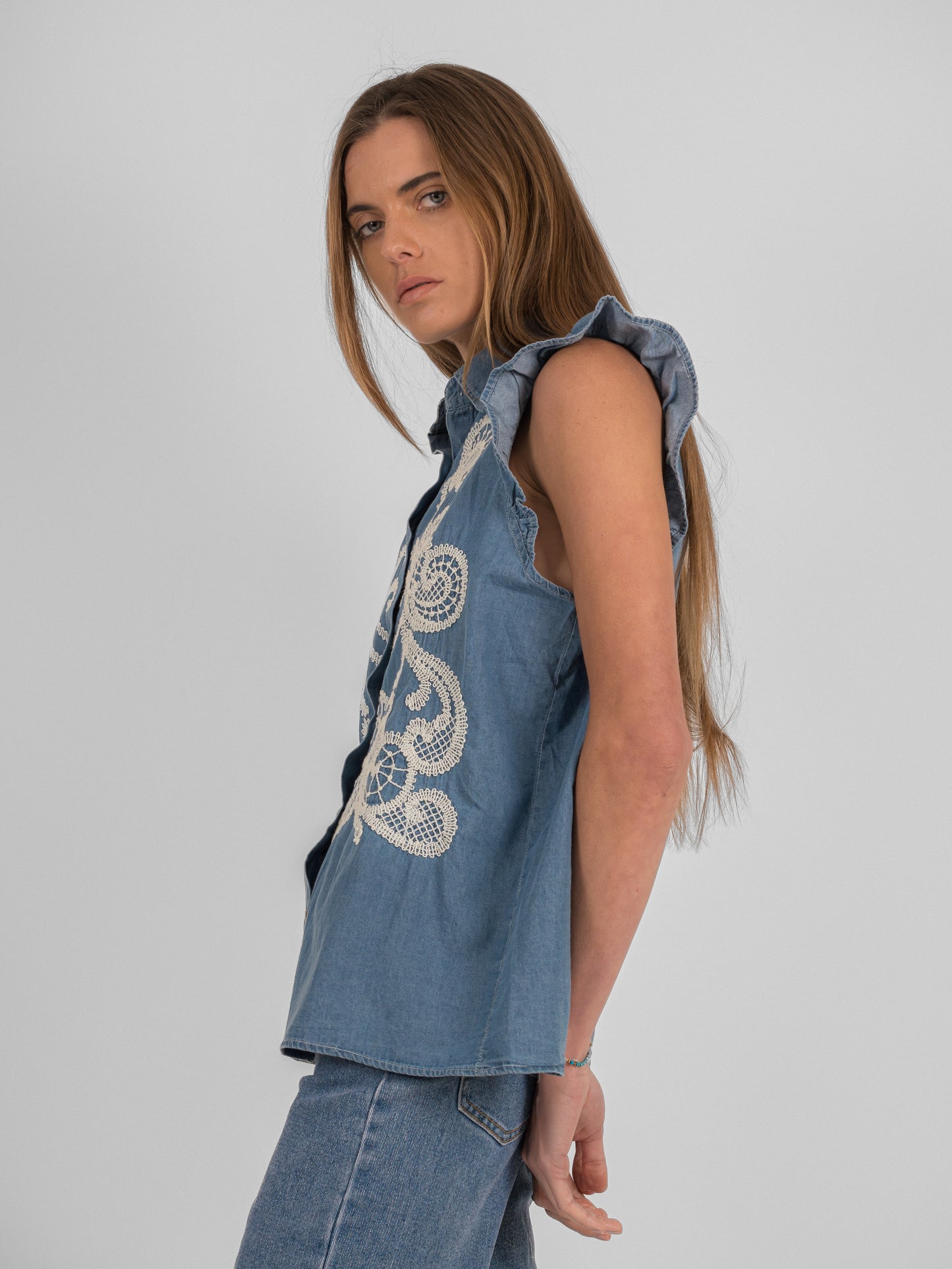 Chemise brodée sans manches avec volants